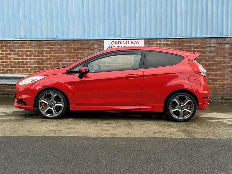 Used Ford Fiesta ST 180 HP (132 kW) 2014 Red Hatchback