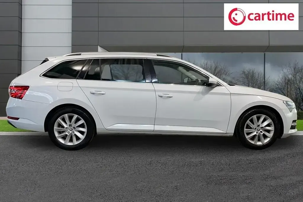 Usado Skoda Superb SE Technology 150 CV (110 kW) 2022 Blanco Familiar