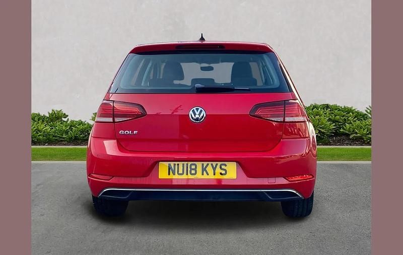 Used VW Golf VII SE 125 HP (91 kW) 2018 Red Hatchback