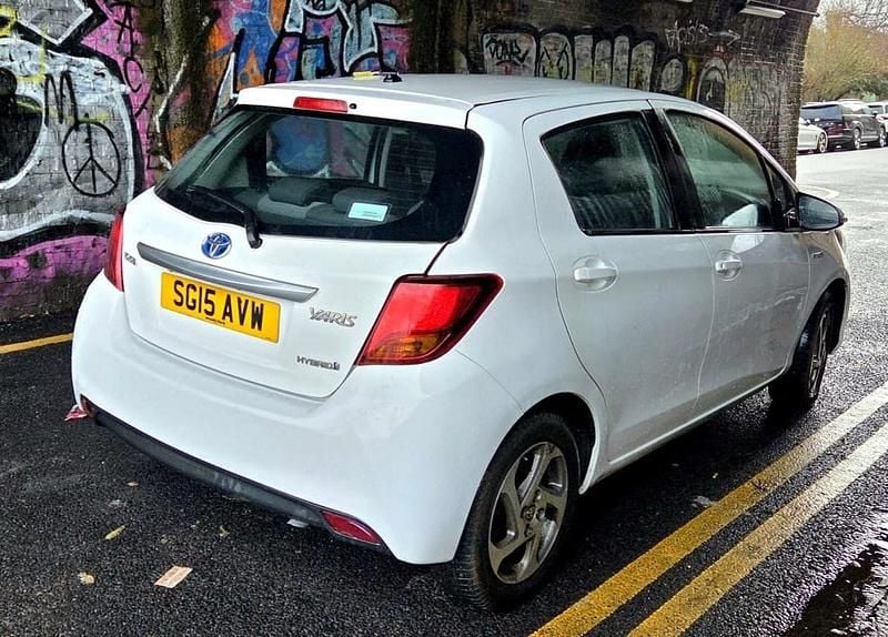 Second-hand Toyota Yaris Hybrid 2015 Alb Hatchback