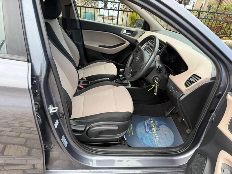 Used Hyundai i20 SE 84 HP (61 kW) 2015 Grey Hatchback