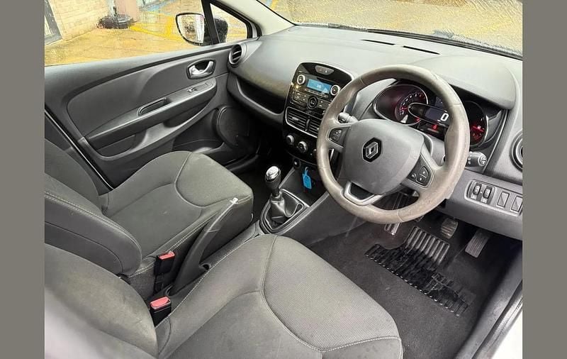 Used Renault Clio IV Play 73 HP (53 kW) 2017 White Hatchback