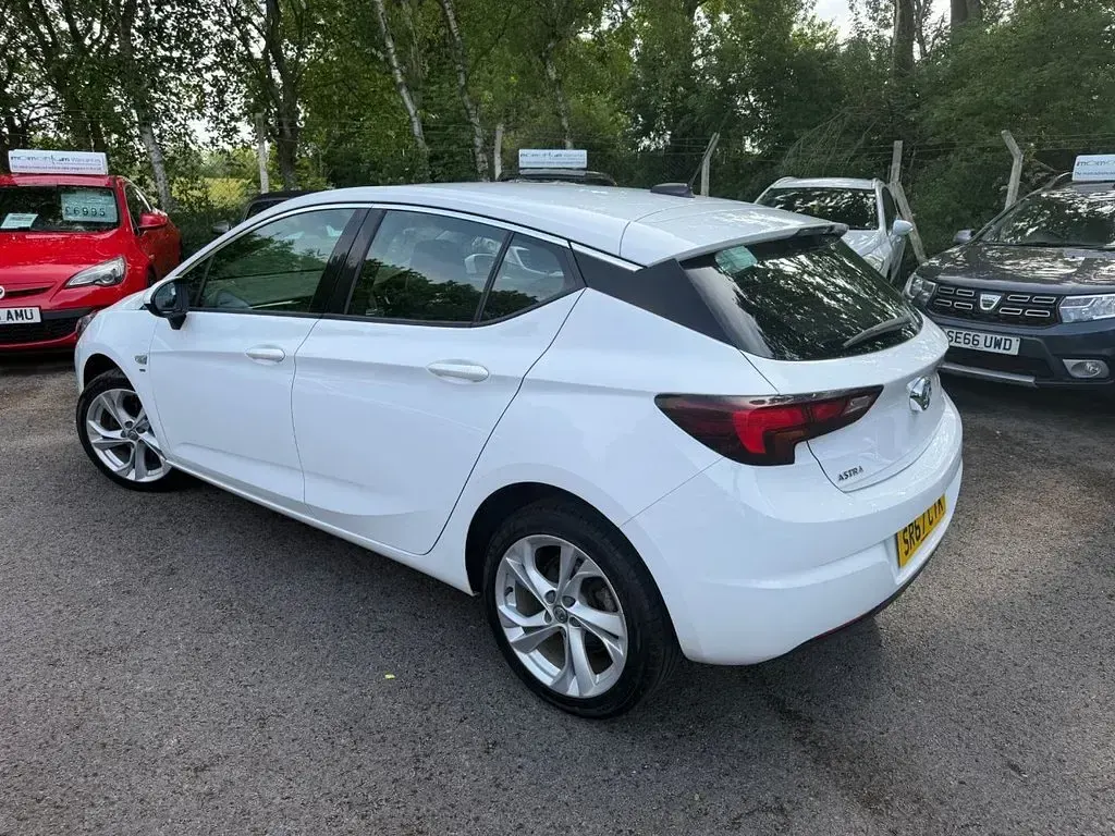 Used Vauxhall Astra SRi 100 HP (73 kW) 2018 White Hatchback