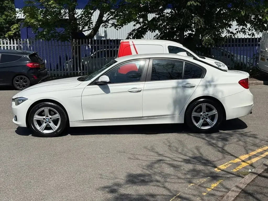 Used BMW 318 Comfort Edition 2014 White Sedan