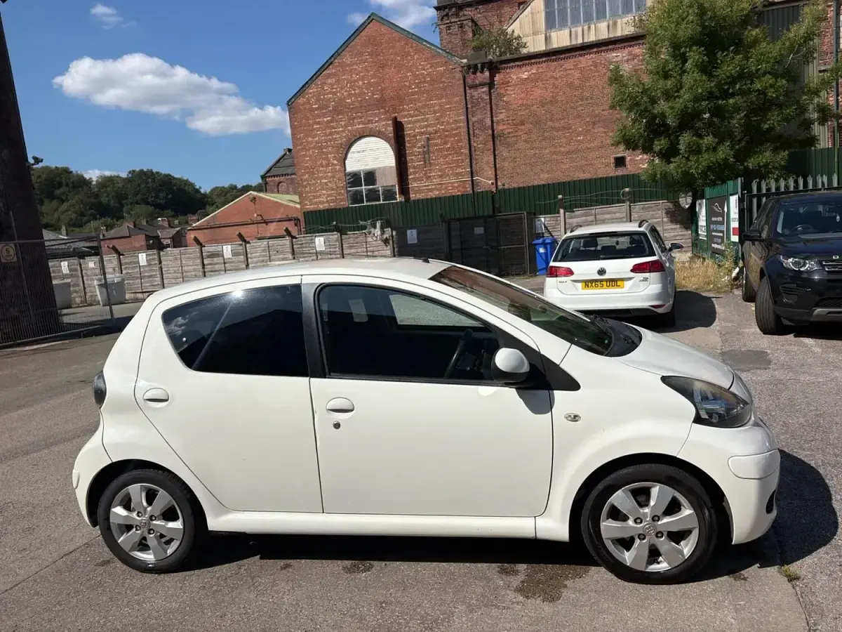 Used Toyota Aygo 68 HP (50 kW) 2012 White Hatchback