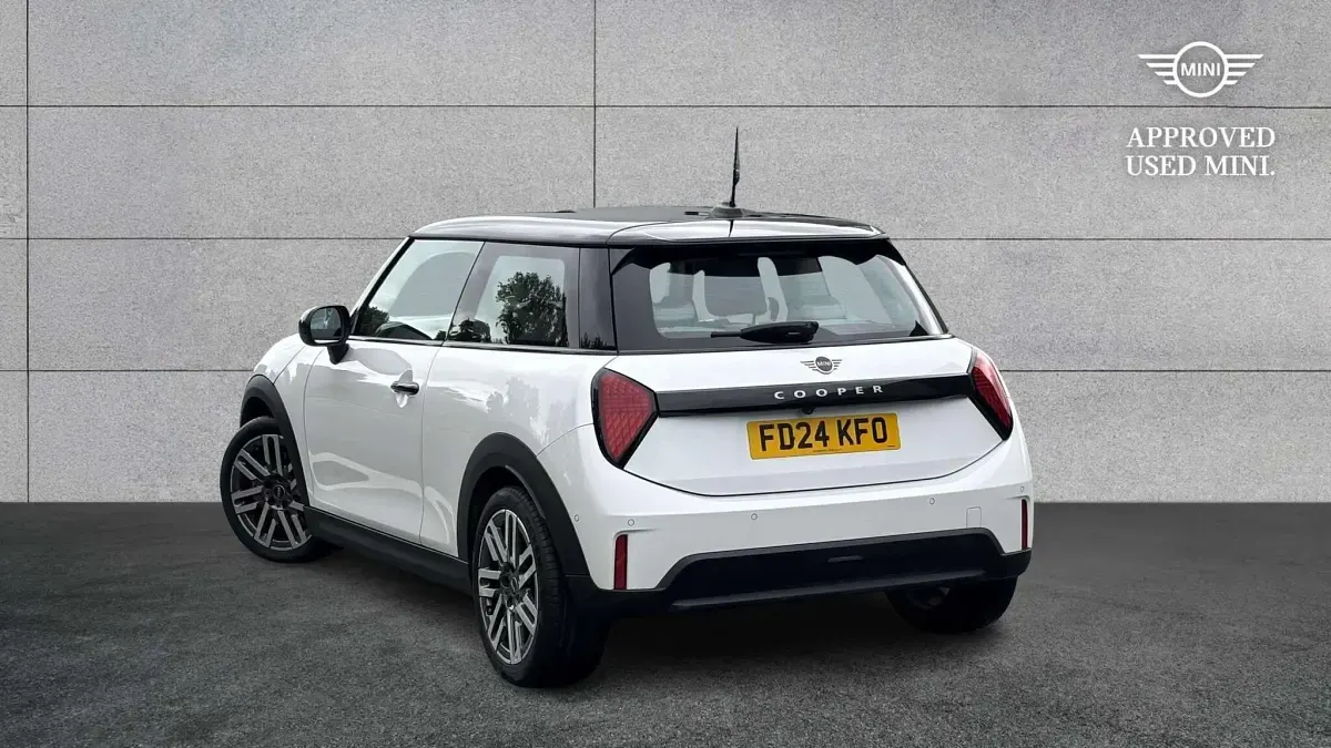 Used Mini Cooper Hatch 154 HP (113 kW) 2024 White Hatchback
