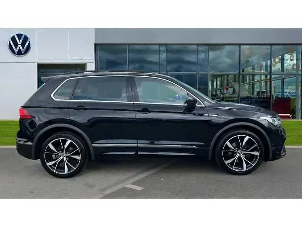 Second-hand VW Tiguan R-line 150 CP (110 kW) 2023 Negru SUV