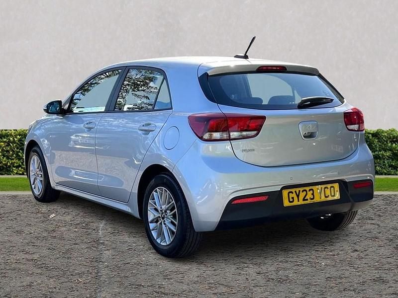 Begagnad Kia Rio 83 HK (61 kW) 2023 Silver Halvkombi