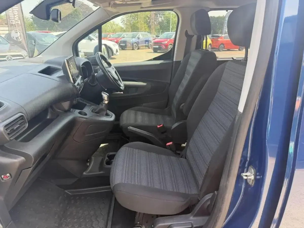 Used Vauxhall Combo S 100 HP (73 kW) 2019 Blue MPV