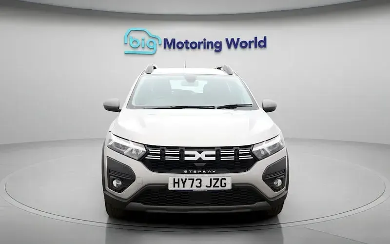 Usado Dacia Sandero Expression 91 CV (66 kW) 2023 Gris Utilitario