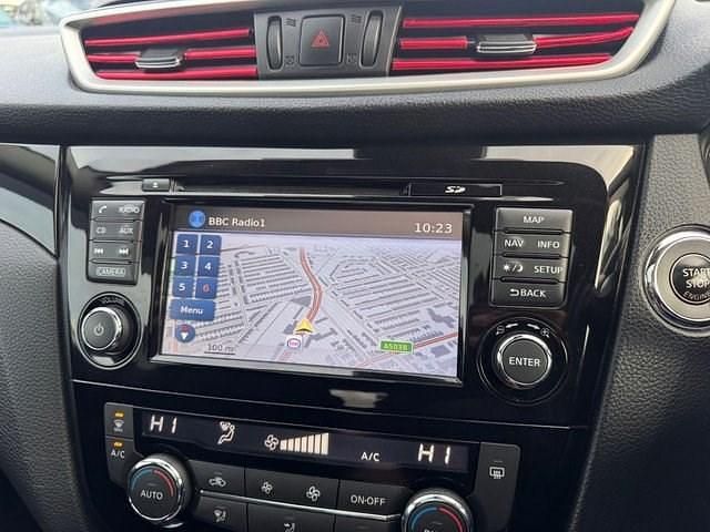 Used Nissan Qashqai N-Connecta 110 HP (80 kW) 2016 Red SUV