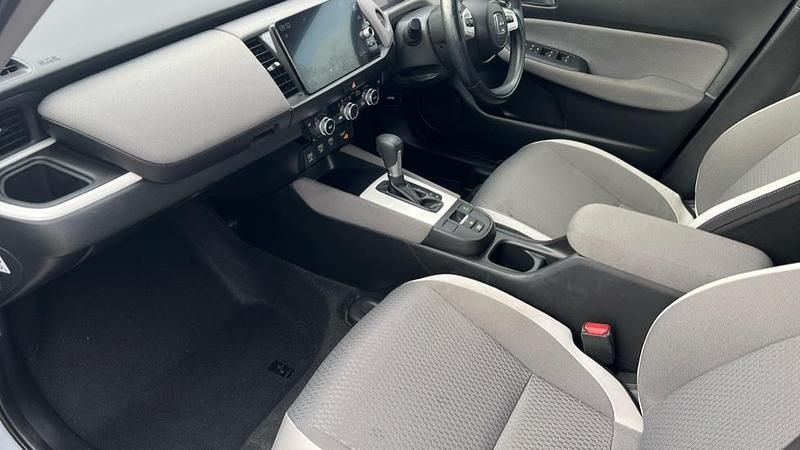 Used Honda Jazz Hybrid 109 HP (80 kW) 2023 Premium plus paint  sunlight white Hatchback