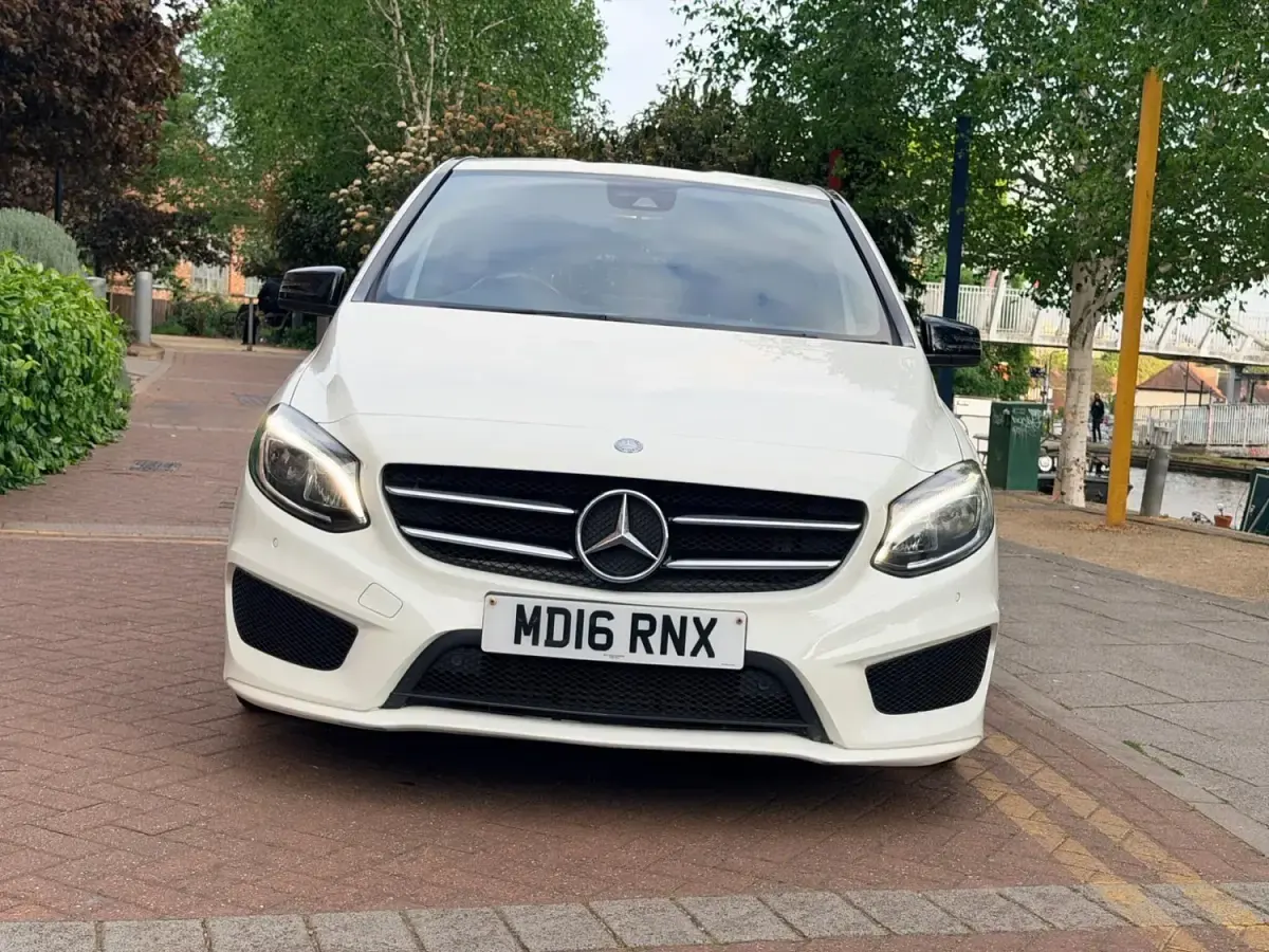 Begagnad Mercedes B180 AMG line 2016 Vit Minibuss