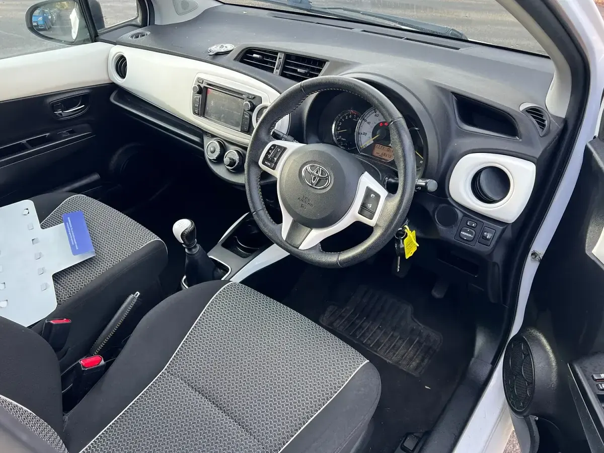 Used Toyota Yaris Trend 99 HP (72 kW) 2013 White Hatchback