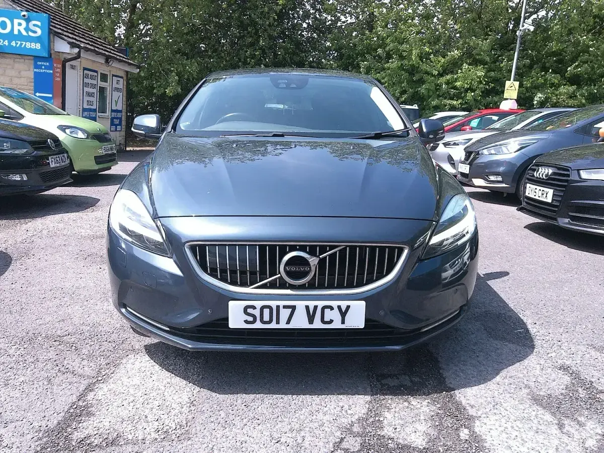 Used Volvo V40 Inscription 190 HP (139 kW) 2017 Blue Hatchback