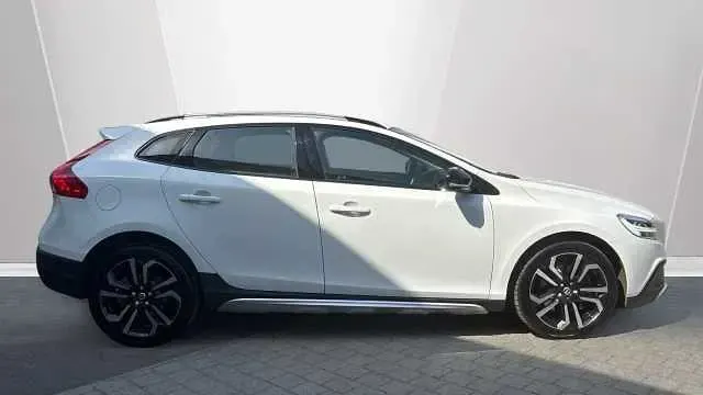 Used Volvo V40 Pro 150 HP (110 kW) 2018 White Hatchback