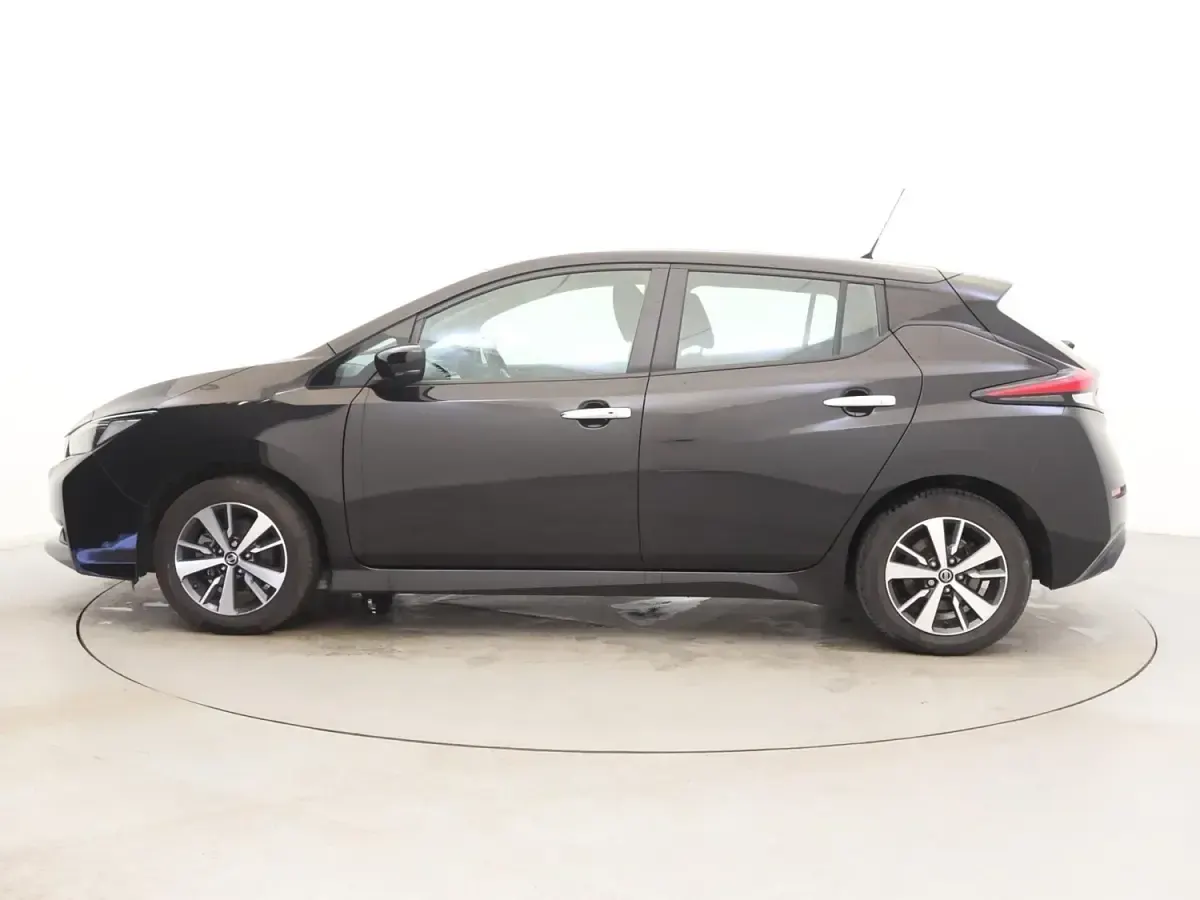 Begagnad Nissan Leaf Acenta 110 kW (150 HK) 2020 Svart Halvkombi