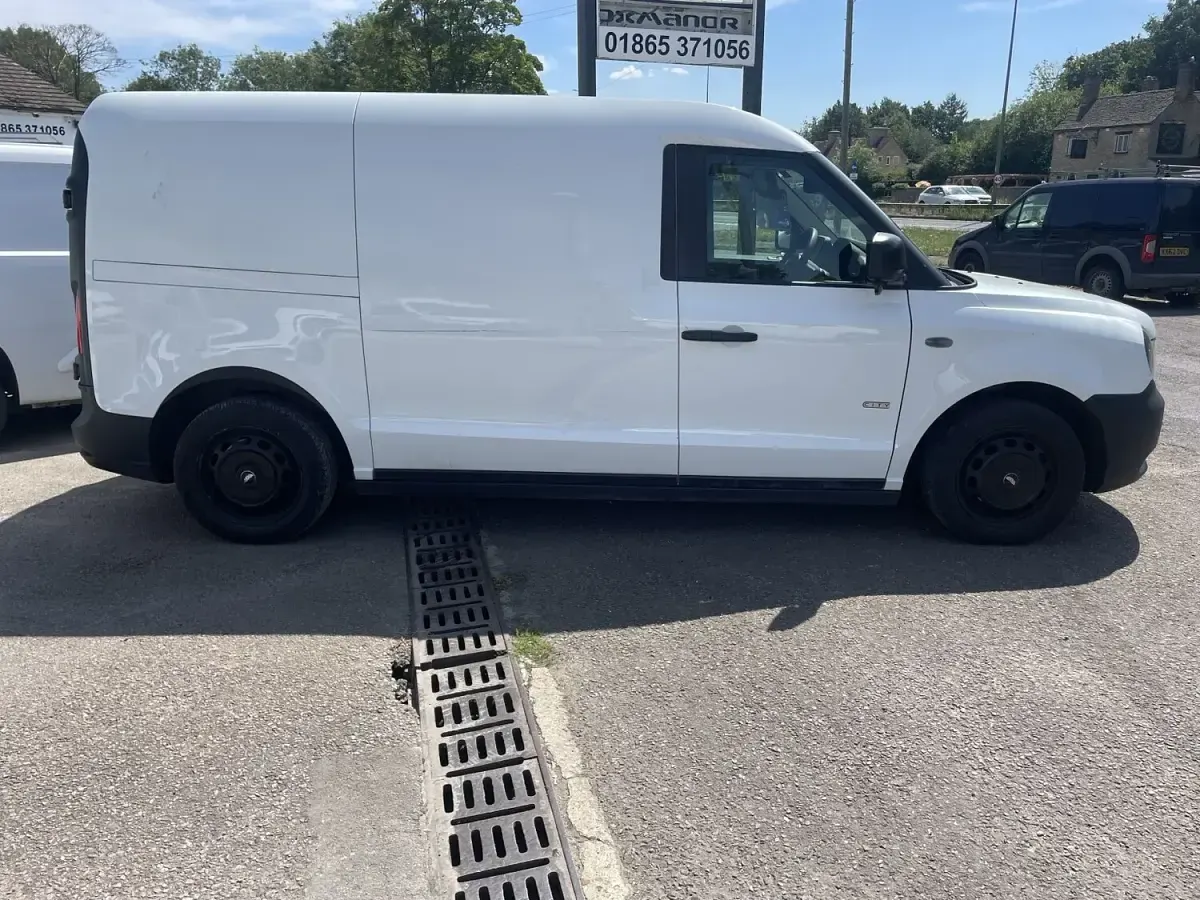 Used LEVC VN5 City 150 HP (110 kW) 2022 White MPV