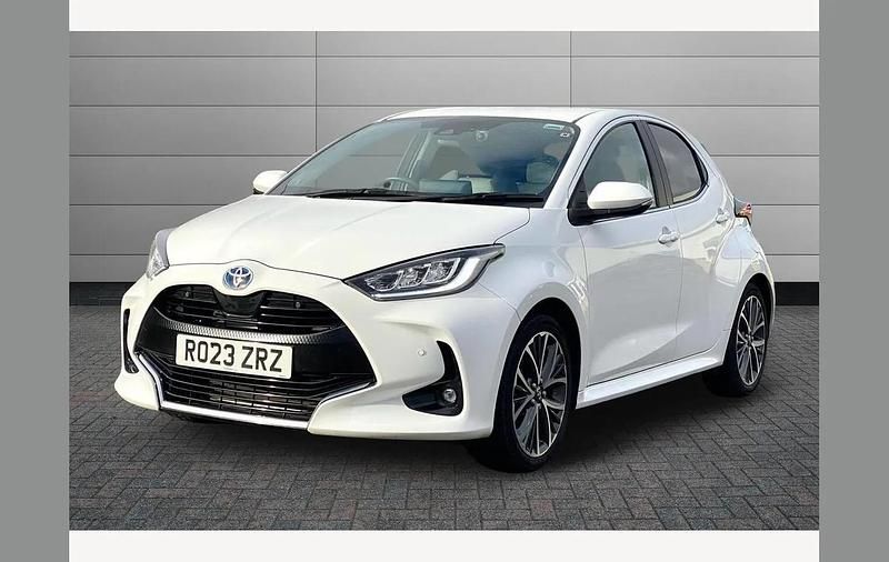 Used Toyota Yaris Hybrid 116 HP (85 kW) 2023 White Hatchback