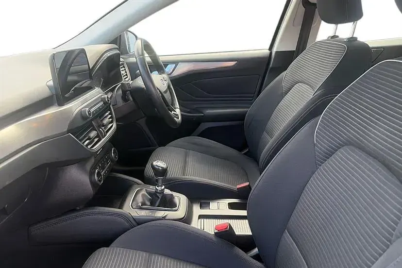 Usado Ford Focus Titanium 120 CV (88 kW) 2019 Gris Utilitario
