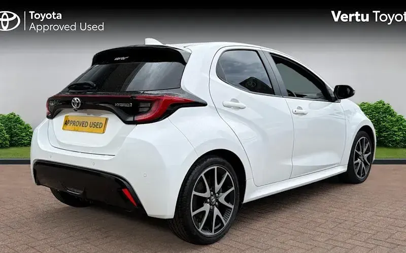 Used Toyota Yaris 116 HP (85 kW) 2021 White Hatchback