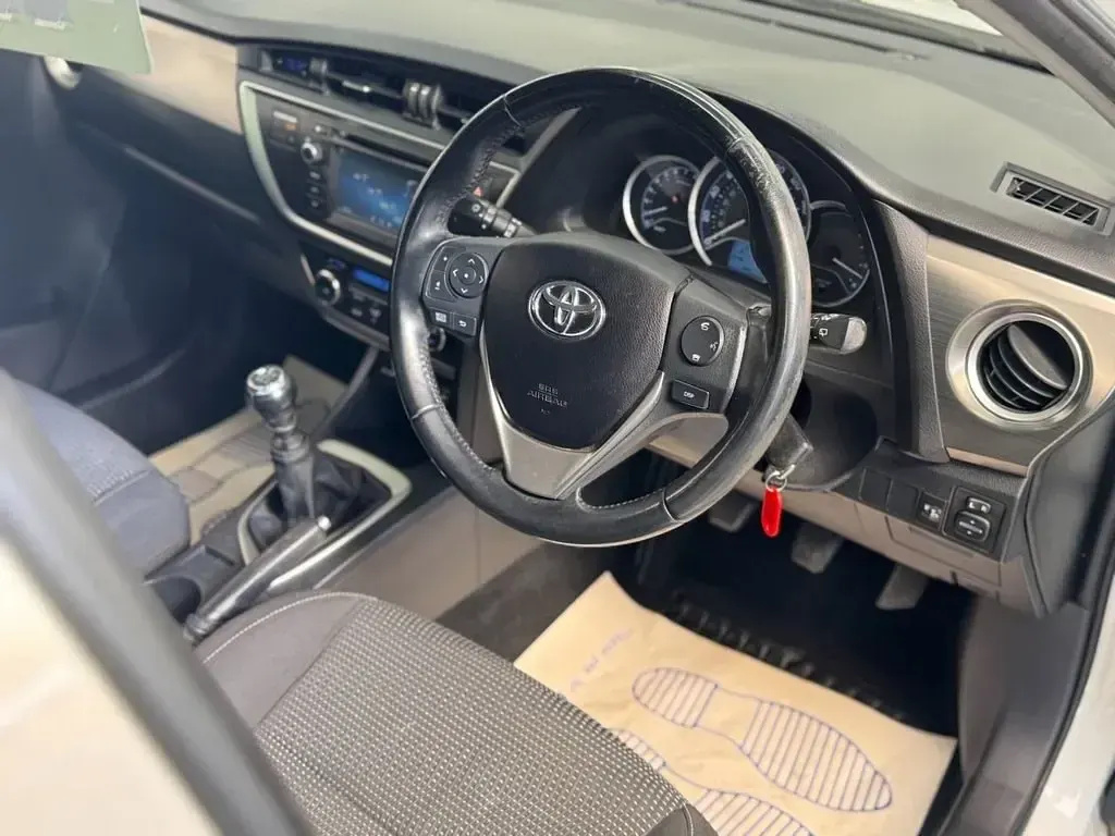 Usado Toyota Auris 101 HP (74 kW) 2014 Branco Citadino