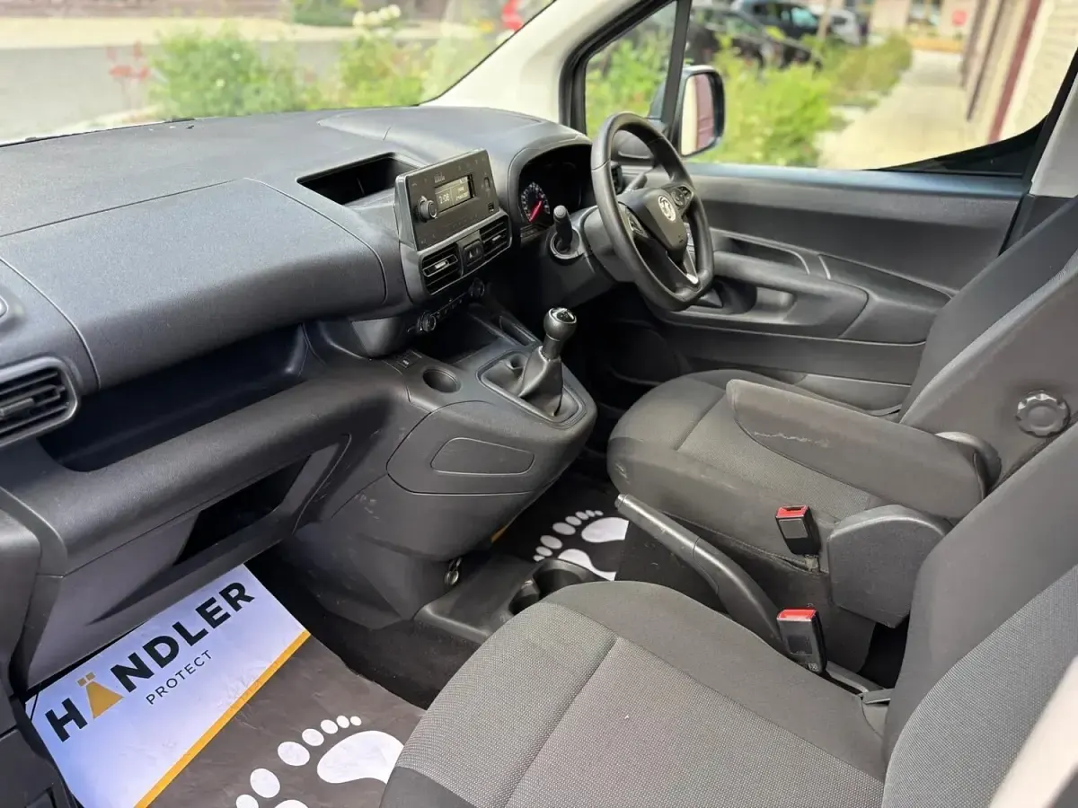 Used Vauxhall Combo 100 HP (73 kW) 2021 White Van