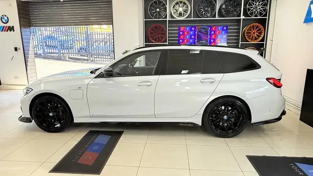 Begagnad BMW 330e M Sport 2020 Vit Kombi
