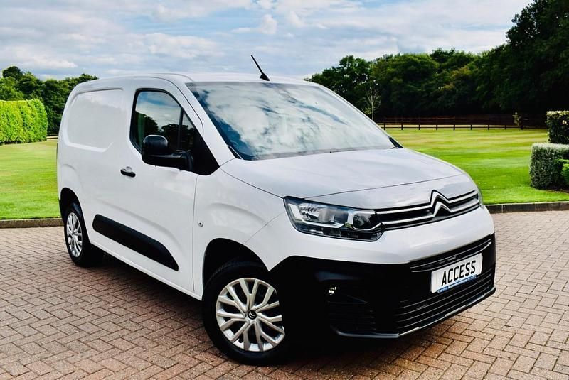 White Used 2023 Citroën Berlingo MPV | £12,995 (Super price) - Image 1/4
