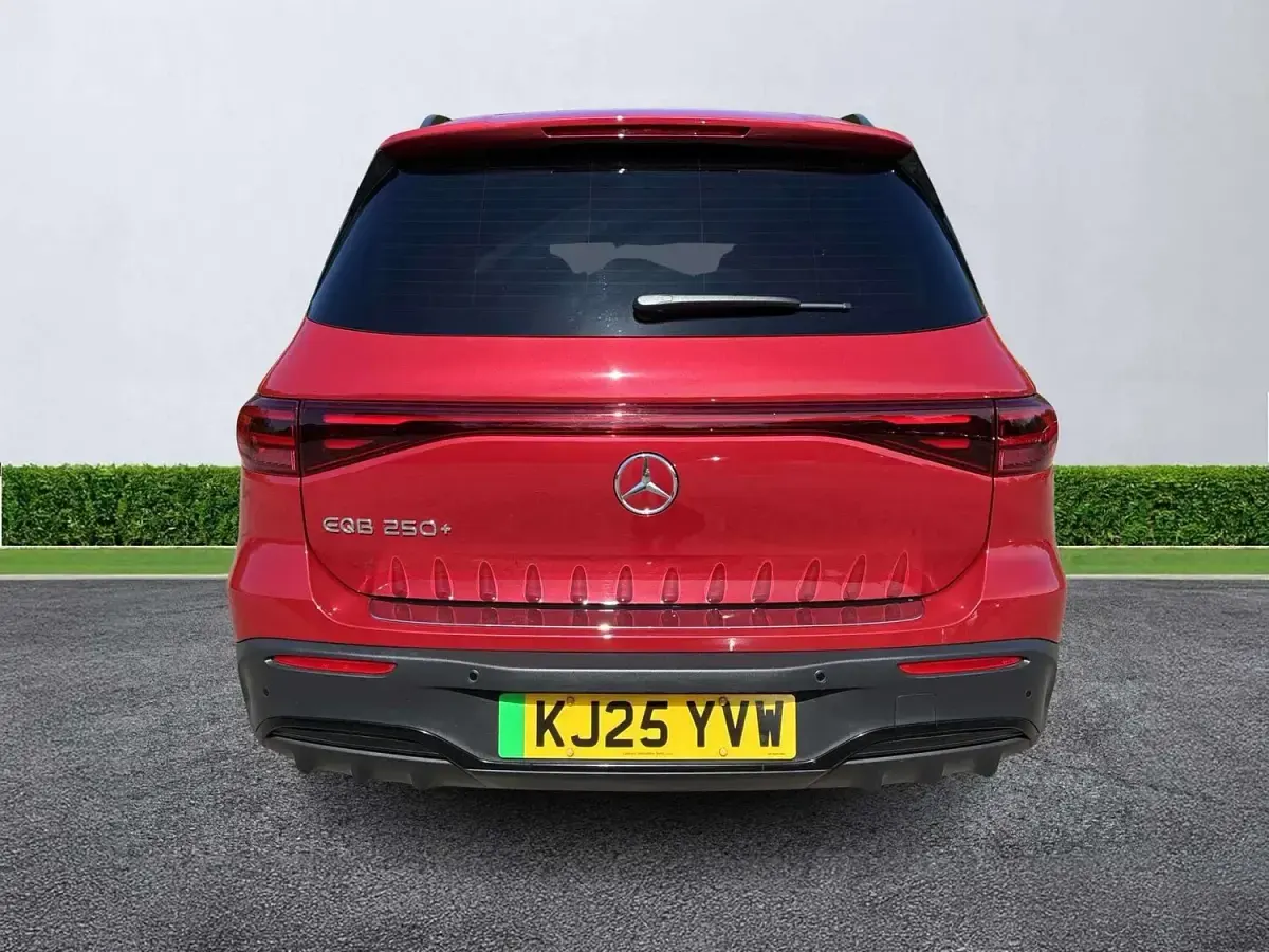 Usado Mercedes EQB250+ Urban 139 kW (190 HP) 2025 Vermelho SUV