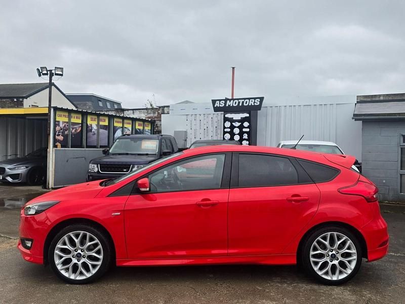 Used Ford Focus ST-Line 125 HP (91 kW) 2017 Red Hatchback
