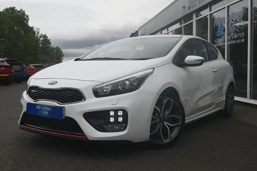 Used Kia ProCeed GT 201 HP (147 kW) 2016 White Hatchback