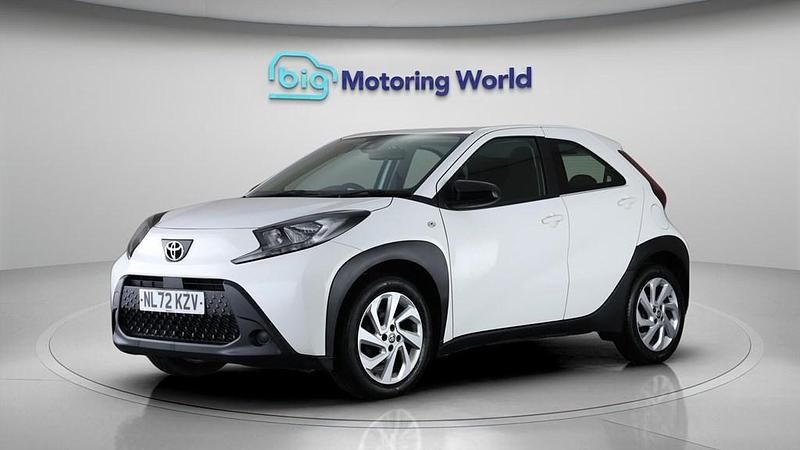 Used Toyota Aygo X PURE 72 HP (52 kW) 2022 White SUV
