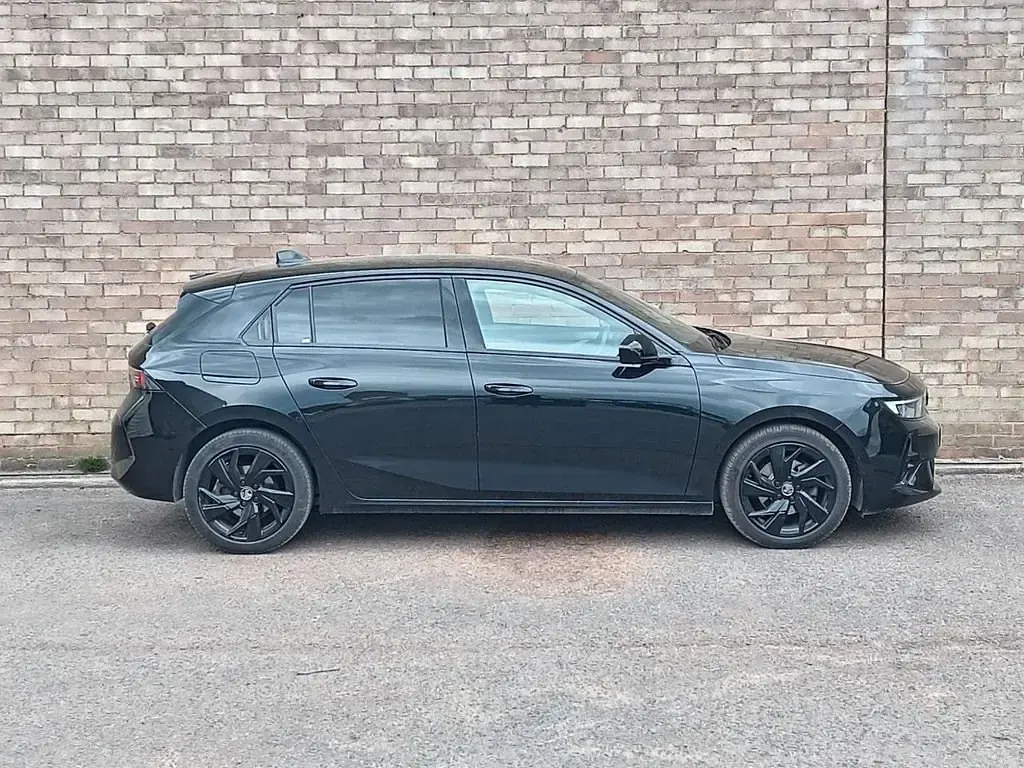 Second-hand Vauxhall Astra S 130 CP (95 kW) 2023 Negru Hatchback