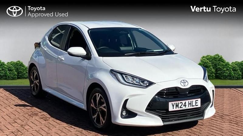 Used Toyota Yaris Hybrid Design 116 HP (85 kW) 2024 White Hatchback