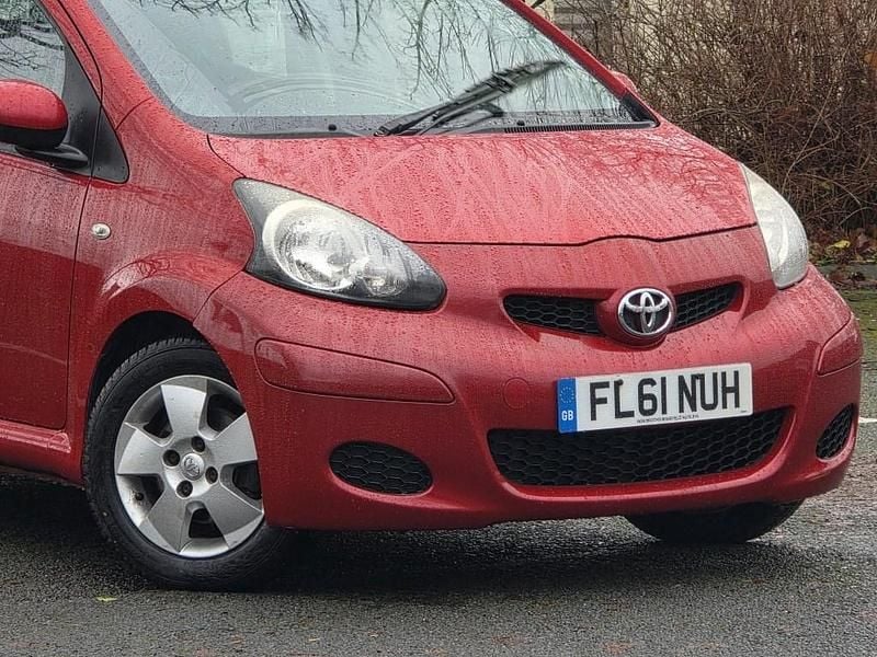 Used Toyota Aygo 68 HP (50 kW) 2011 Red Hatchback