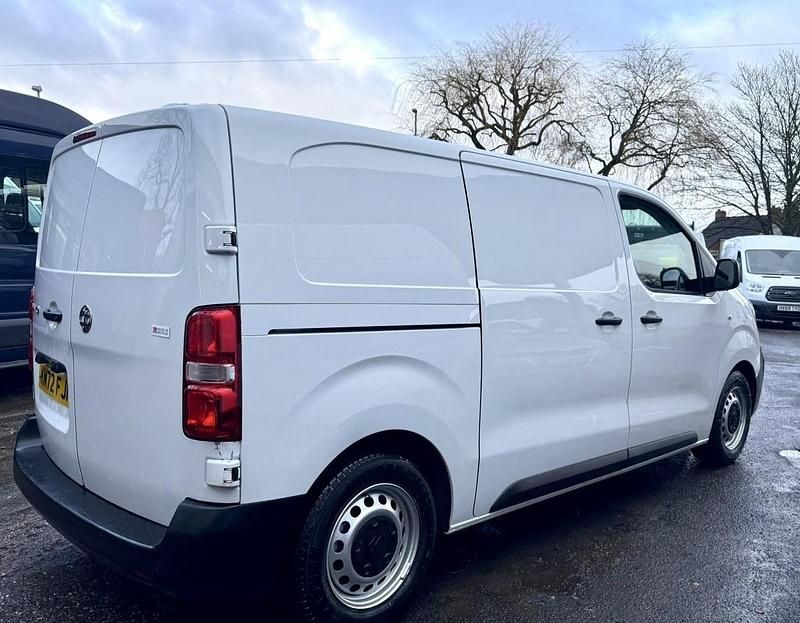 Second-hand Vauxhall Vivaro 120 CP (88 kW) 2023 Alb Monovolum