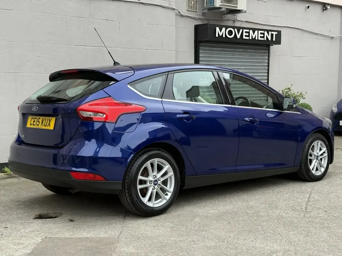 Used Ford Focus Zetec 125 HP (91 kW) 2015 Blue Hatchback