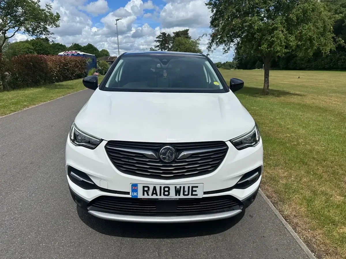 Used Vauxhall Grandland X Elite 130 HP (95 kW) 2018 White SUV