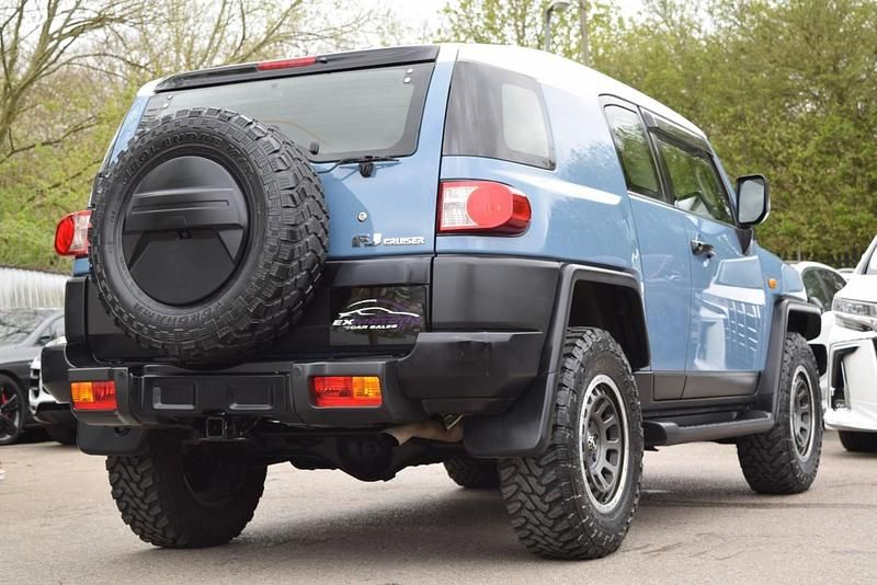 Used Toyota FJ Cruiser 260 HP (191 kW) 2015 Metallic baby blue SUV