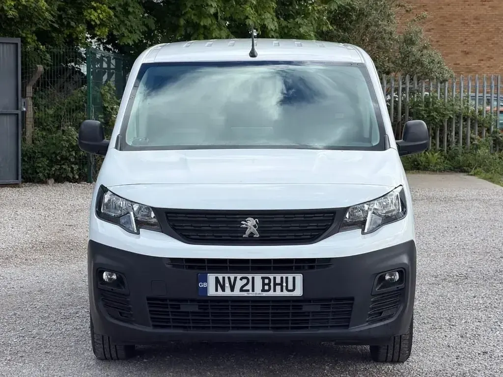 Używany Peugeot Partner 131 KM (96 kW) 2021 Biały Minivan