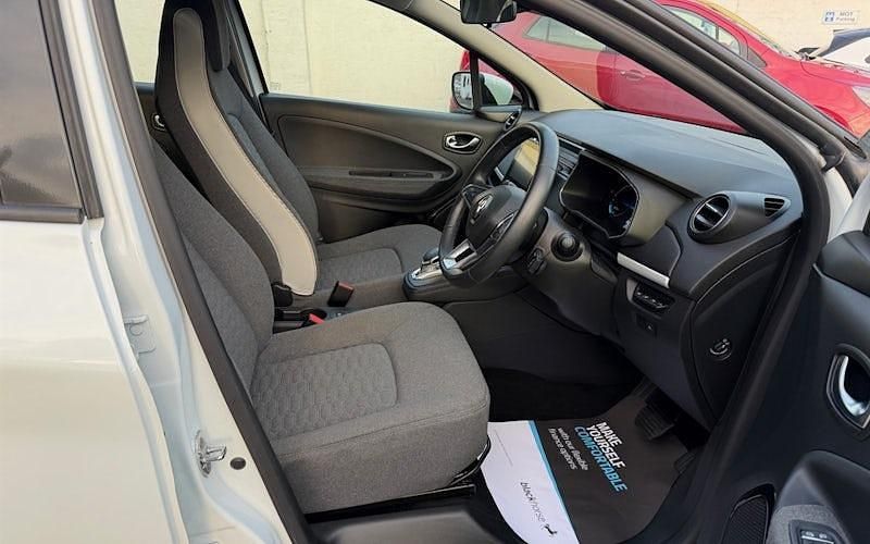 Used Renault Zoe Iconic 100 kW (136 HP) 2021 White Hatchback