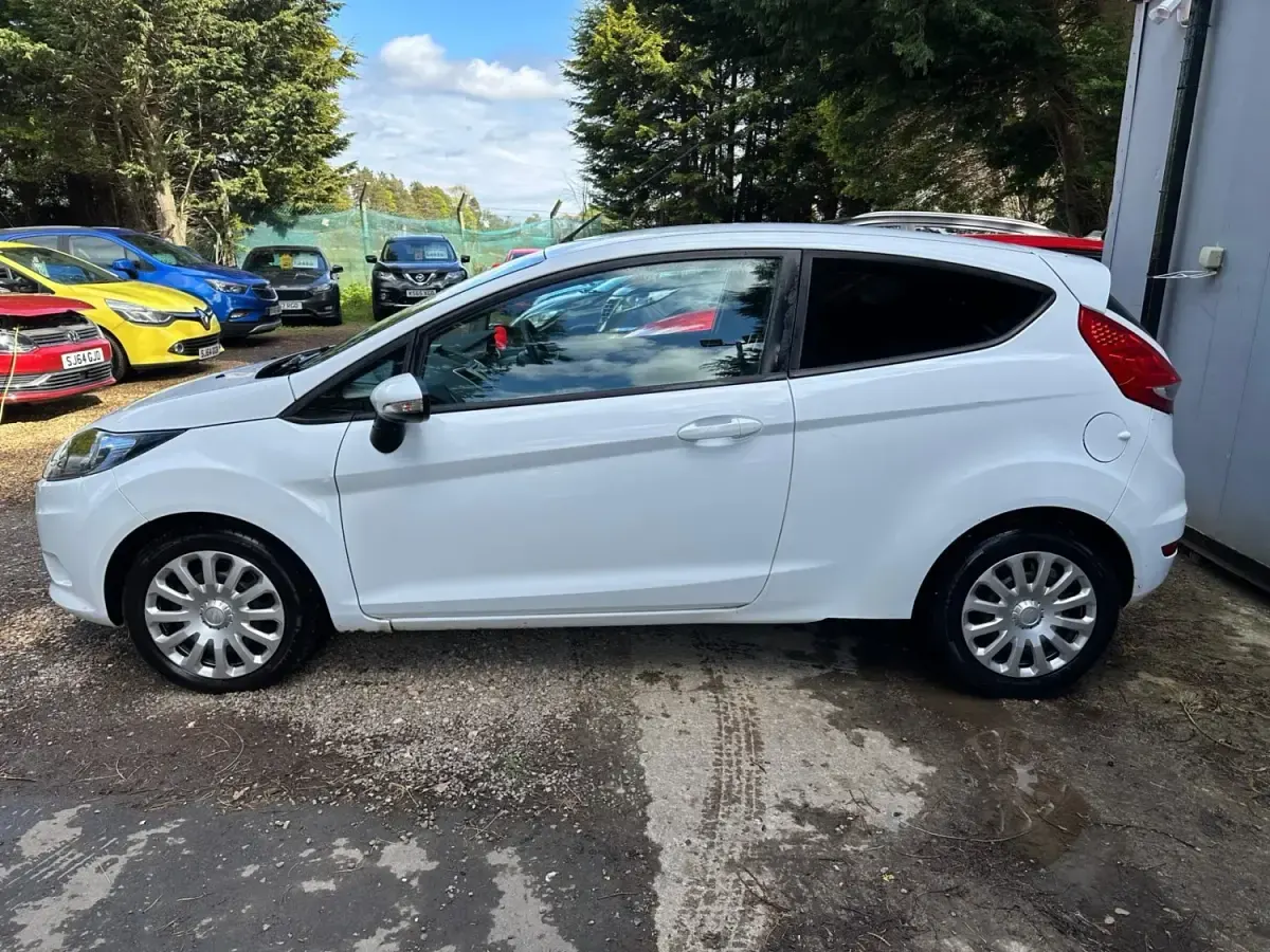 Używany Ford Fiesta 82 KM (60 kW) 2012 Biały Hatchback