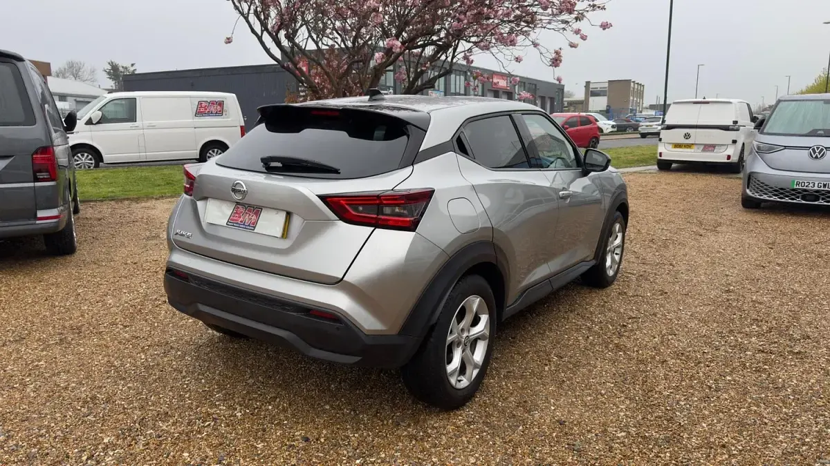 Używany Nissan Juke N-Connecta 114 KM (83 kW) 2021 Srebrny SUV