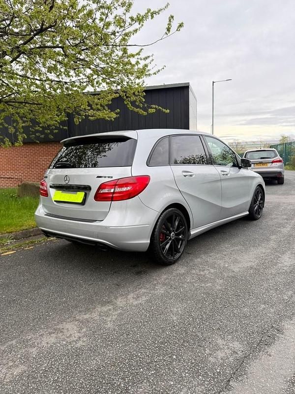 Usado Mercedes B200 136 HP (100 kW) 2014 Prateado Monovolume