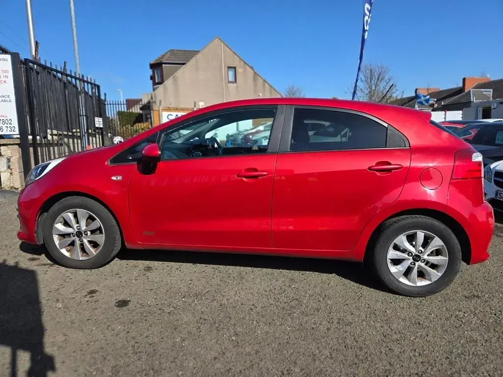 Used Kia Rio 83 HP (61 kW) 2015 Red Hatchback
