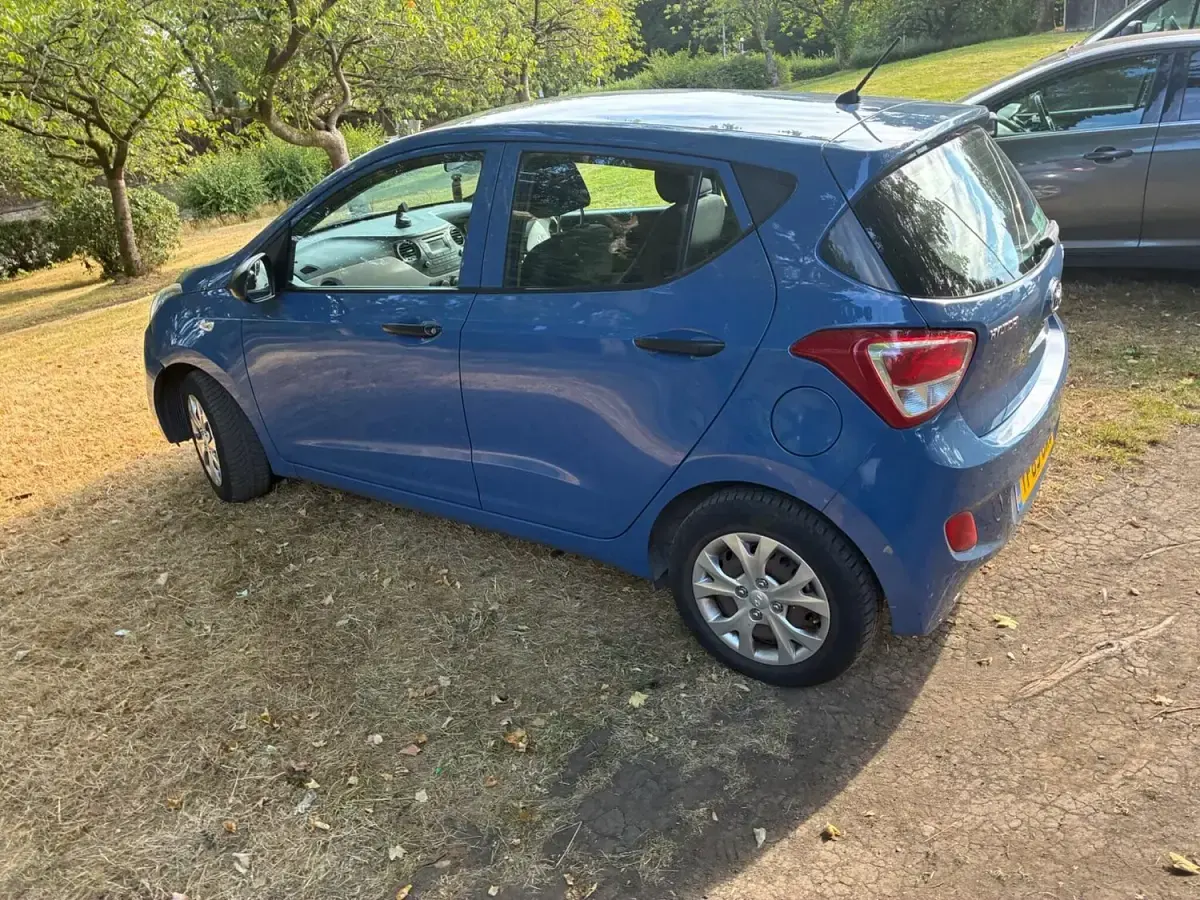 Used Hyundai i10 67 HP (49 kW) 2015 Blue Hatchback