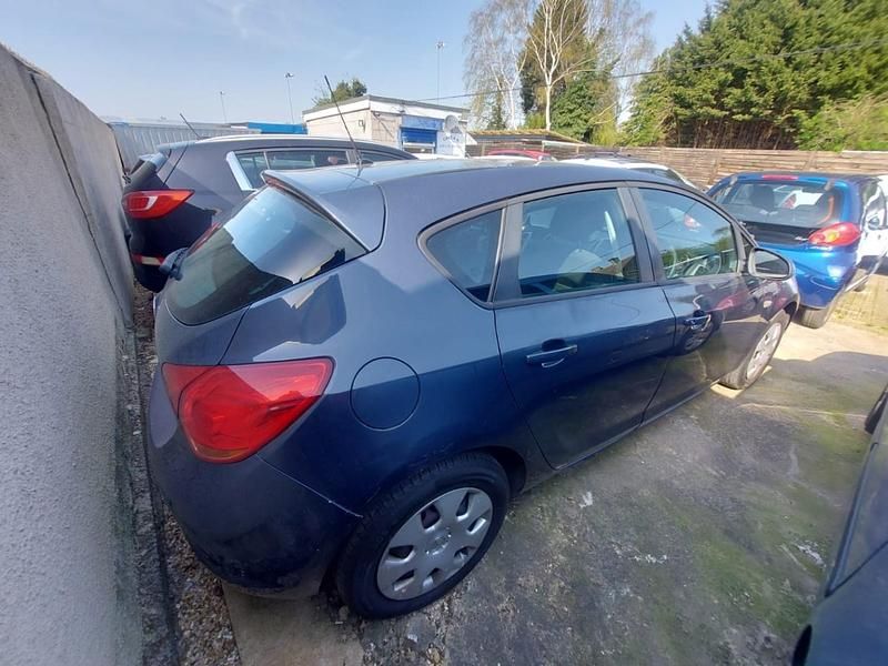 Second-hand Vauxhall Astra 2011 Albastru Hatchback