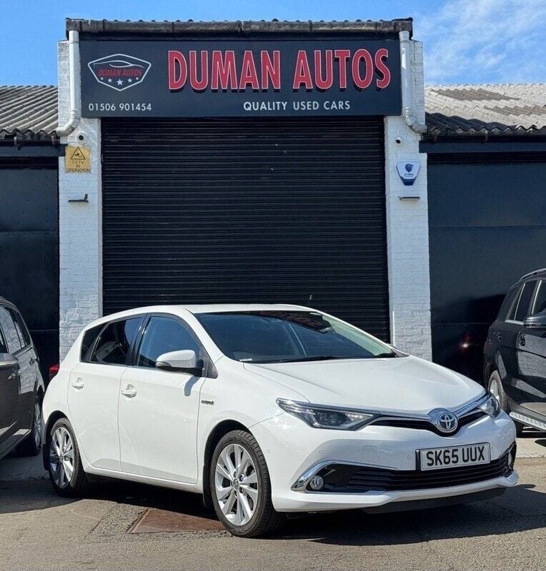 White Used 2015 Toyota Auris Hybrid Hatchback | £9,995 (Fair price) - Image 1/4