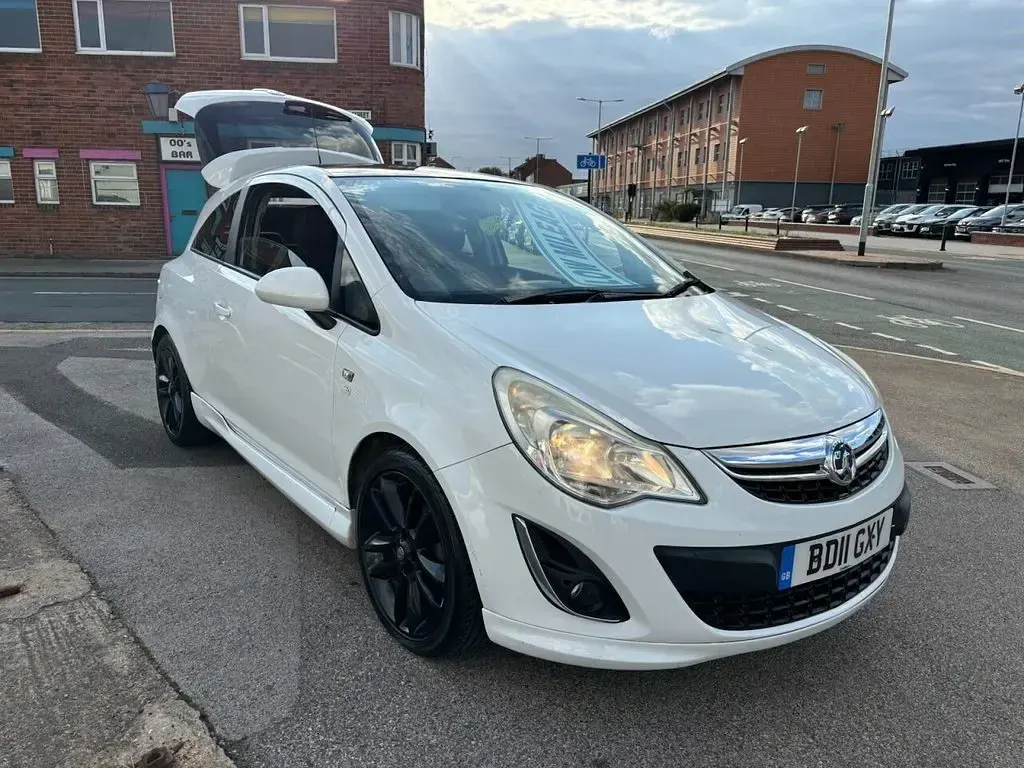 Used Vauxhall Corsa Edition 85 HP (62 kW) 2010 White Hatchback